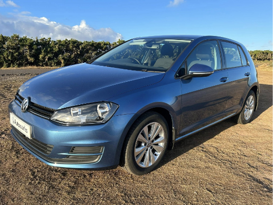 Blue Volkswagen Golf SE
