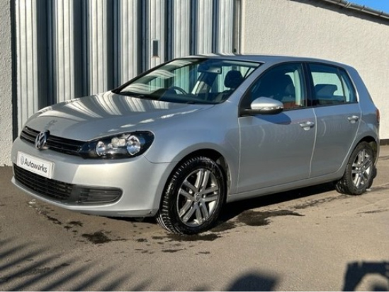 Silver Volkswagen Golf SE